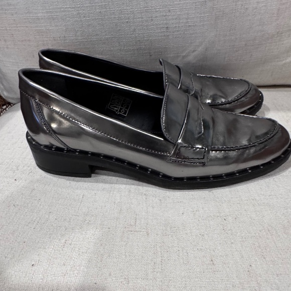 Carvela Kurt Geiger size 8.5 platinum loafers - Picture 5 of 6